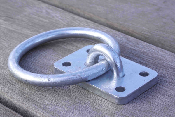 Anillo de amarre galvanizado con base rectangular